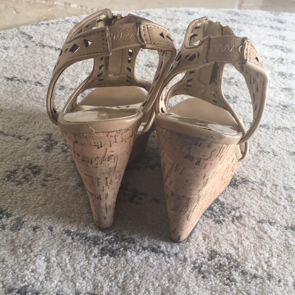 {Carlos} Laser Cut Leather and Cork Wedges - Picture 3 of 8
